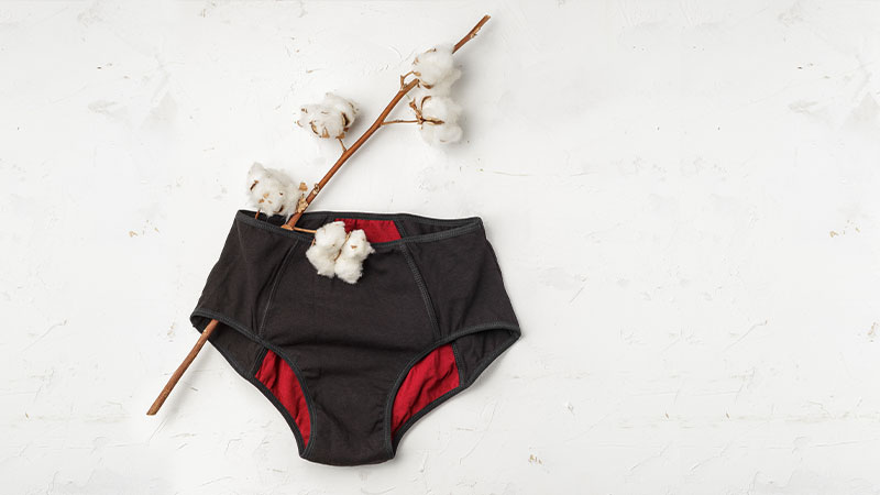 mutanda bianca con cuoricini rossi a fianco